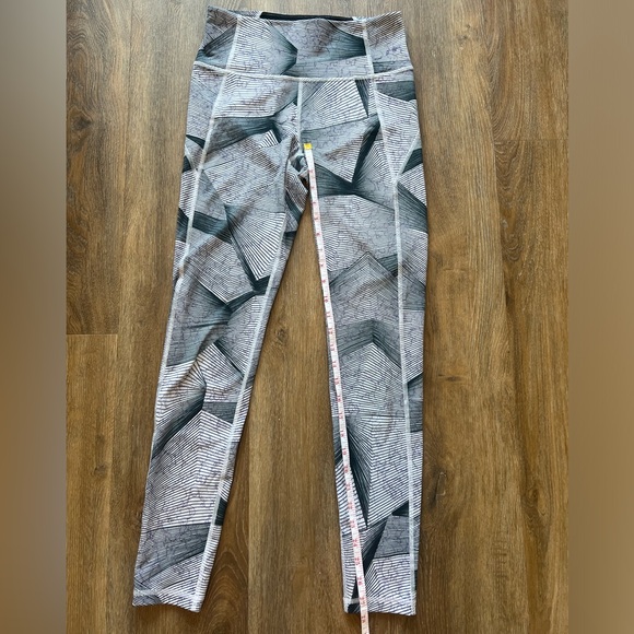 Under Armour leggings purple and black print - Picture 4 of 7